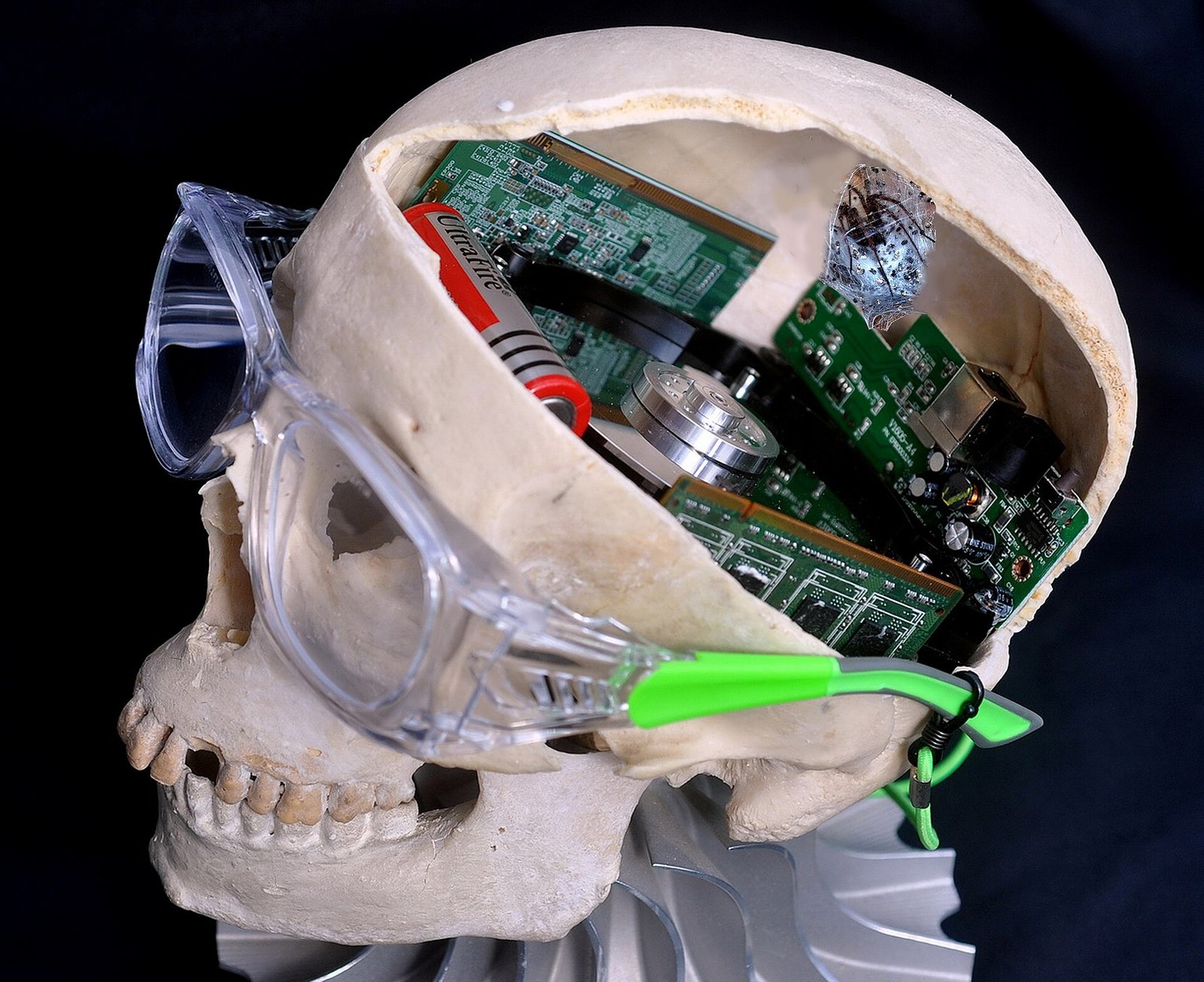 Crânio de manequim com placas de circuito, representando como funciona a inteligência artificial
