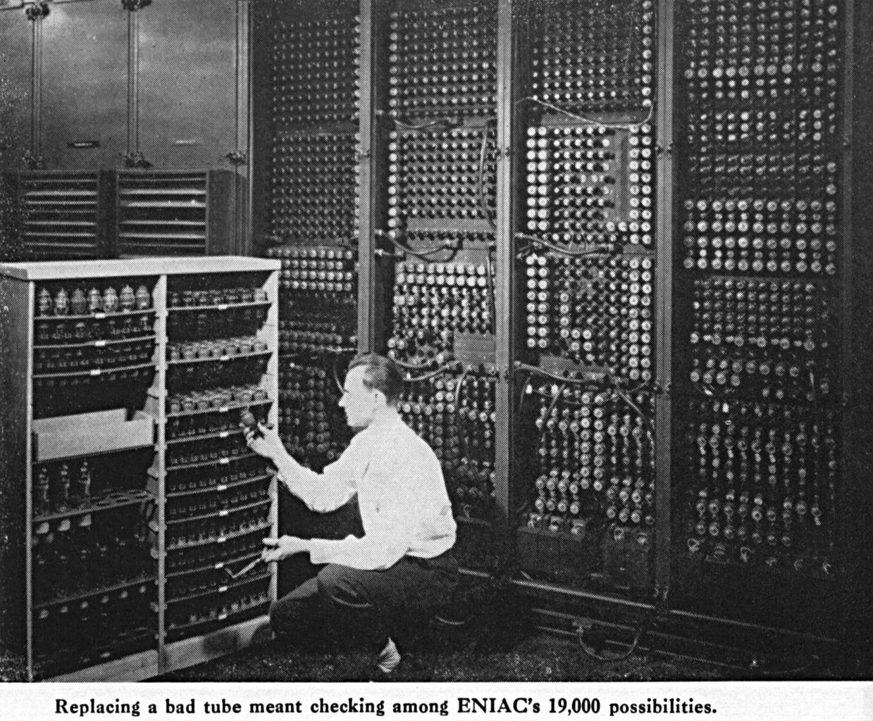 Técnico trocando válvula do computador ENIAC, um dos primeiros computadores da história