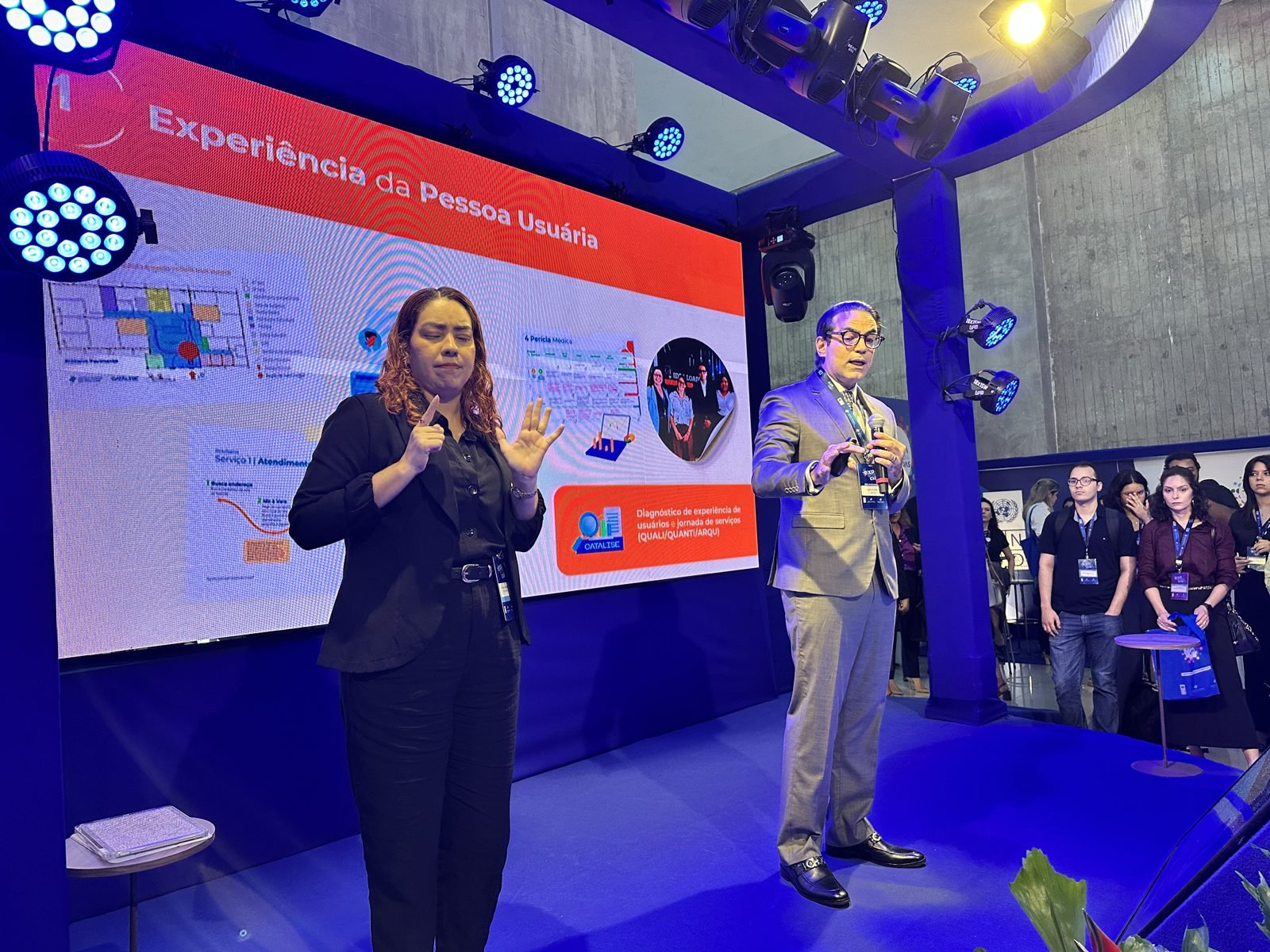 Apresentação do diagnóstico de experiência da pessoa usuária do projeto Justiça Centrada nas Pessoas, com intérprete de Libras